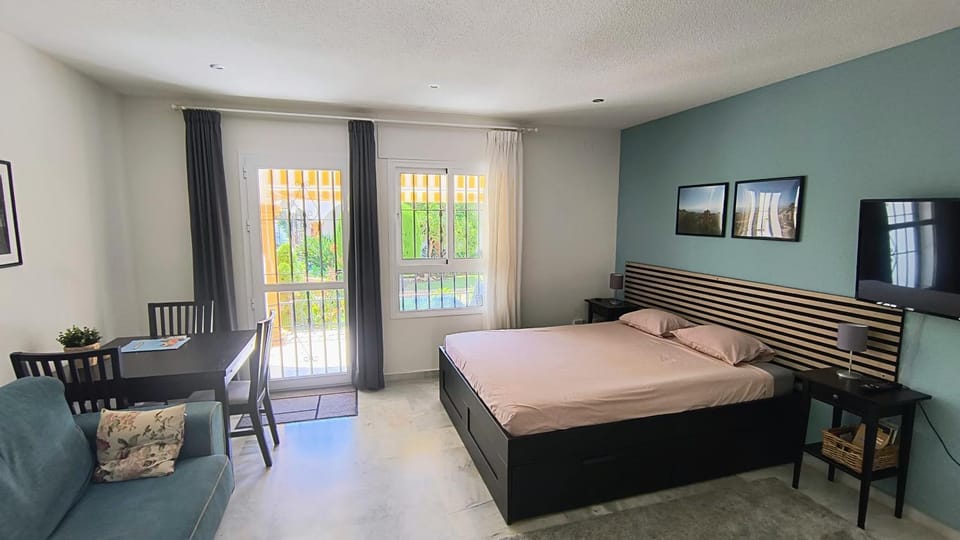 Bed, Photo of the whole room, Dining area