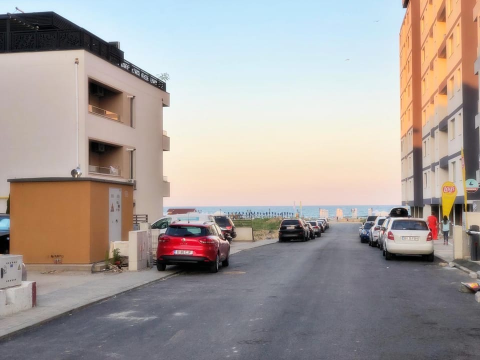 Off site, Neighbourhood, Beach, Shopping Area