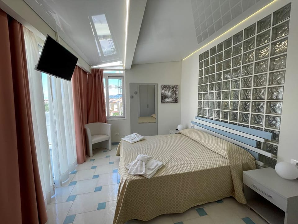 Bed, TV and multimedia, Photo of the whole room, Bedroom, towels