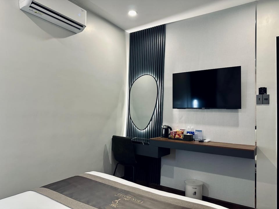 TV and multimedia, Photo of the whole room, Bedroom, air conditioner