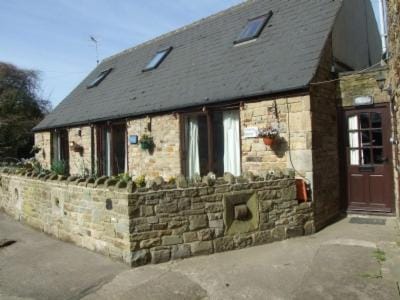 Barlow Country Club - Mill Farm Cottages House in North East Derbyshire District