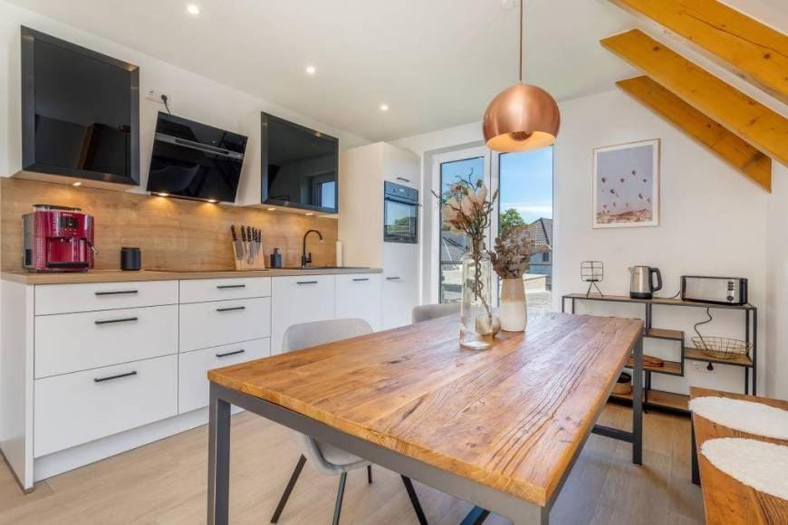 Kitchen or kitchenette, Dining area