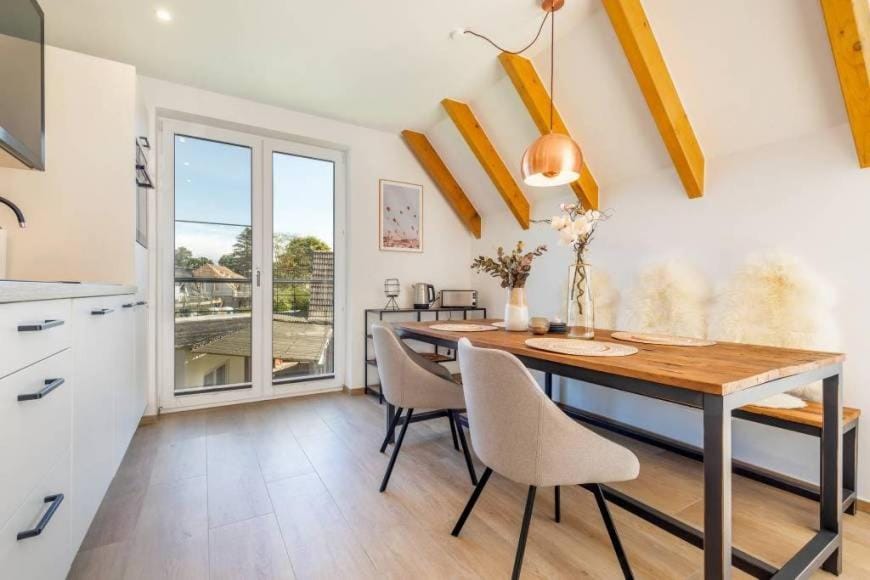 Kitchen or kitchenette, Dining area