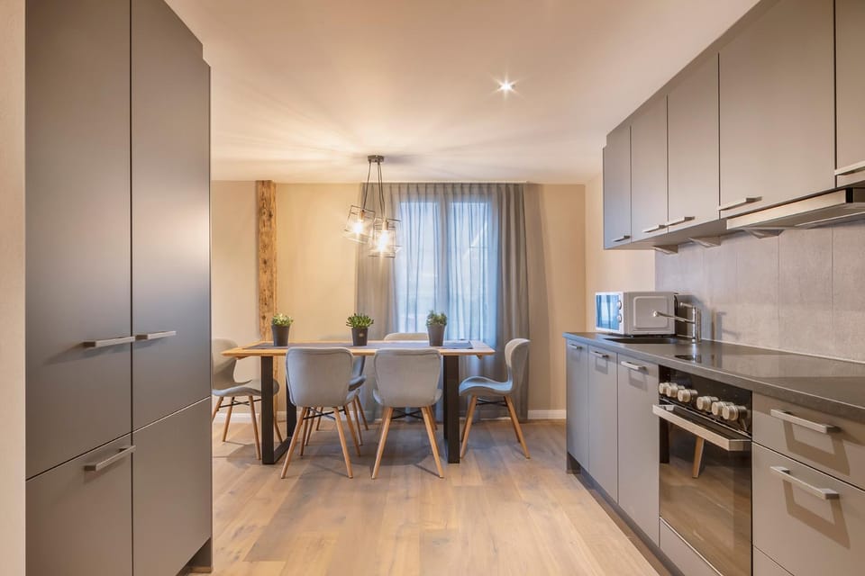 Kitchen or kitchenette, Dining area