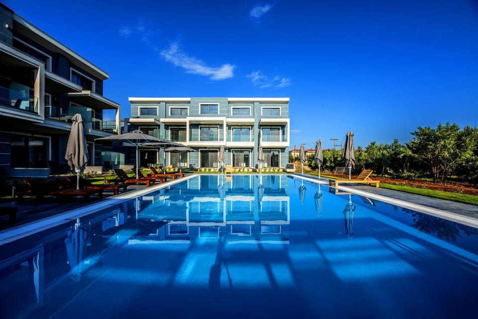 Pool view, Swimming pool, sunbed