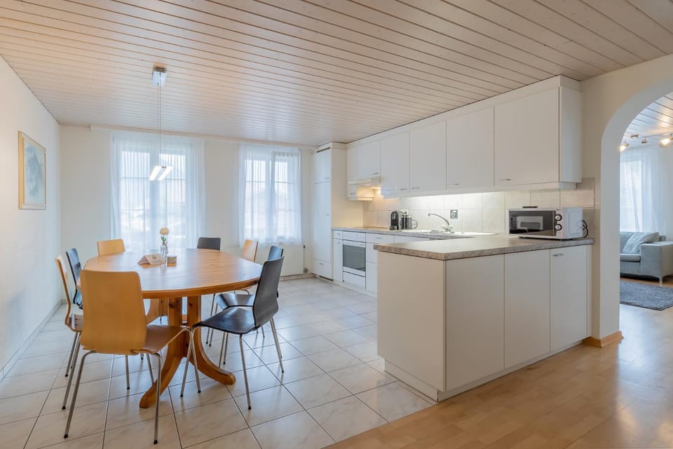 Kitchen or kitchenette, Dining area