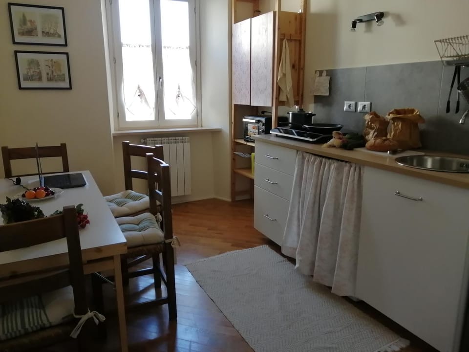 Kitchen or kitchenette, Dining area, stove