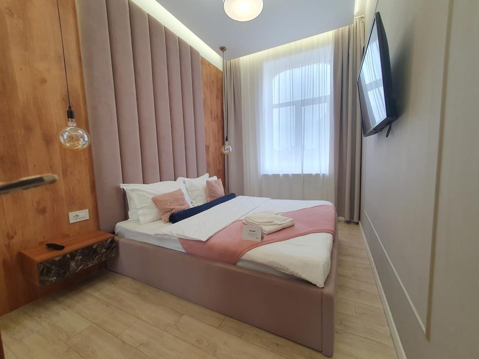 Bed, TV and multimedia, Photo of the whole room, Bedroom, towels, wardrobe