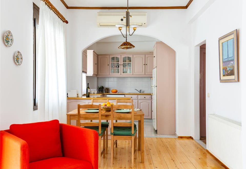 Kitchen or kitchenette, Seating area, Dining area