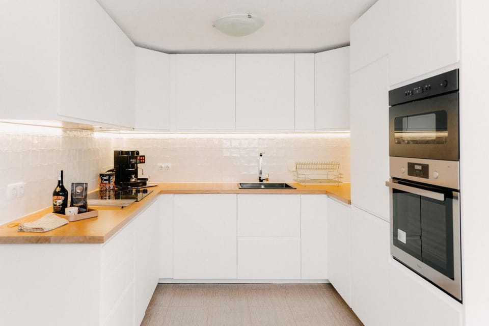 Property building, Coffee/tea facilities, Communal kitchen, dishwasher, microwave, oven, stove, kitchen