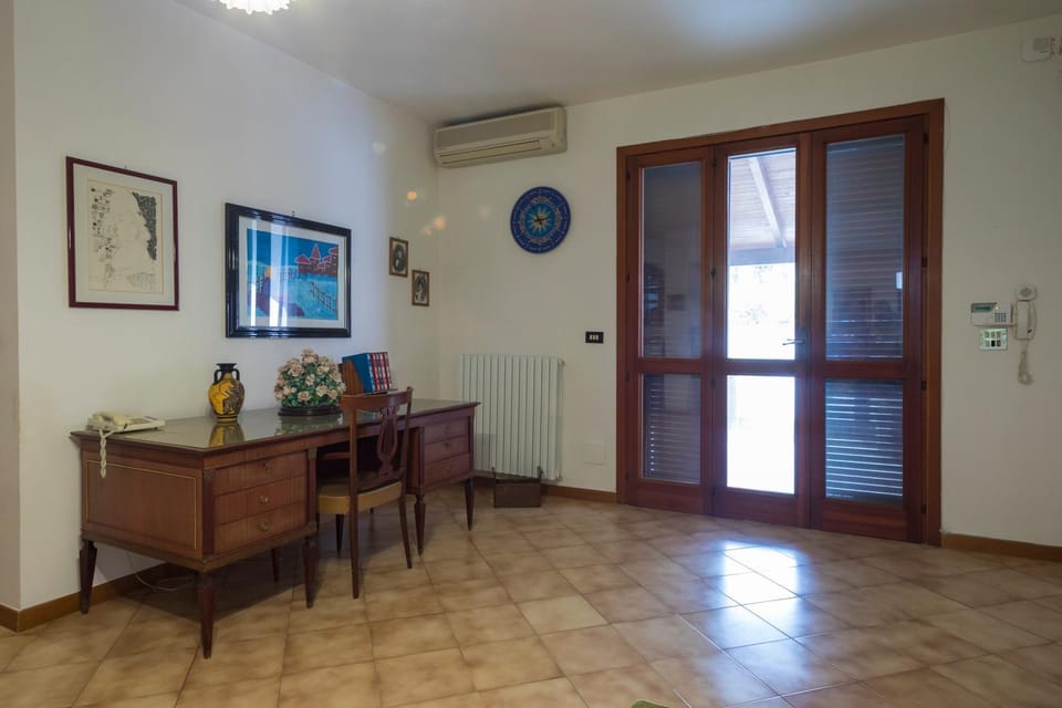 Living room, Seating area, air conditioner