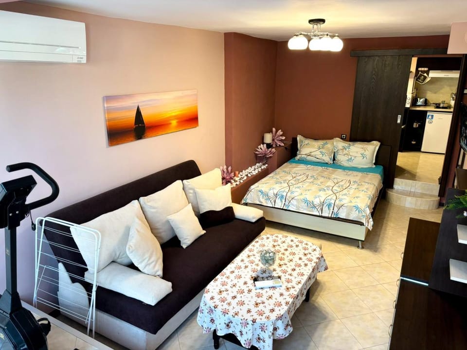 Партерен апартамент Sunny Garden Apartment in Burgas Province