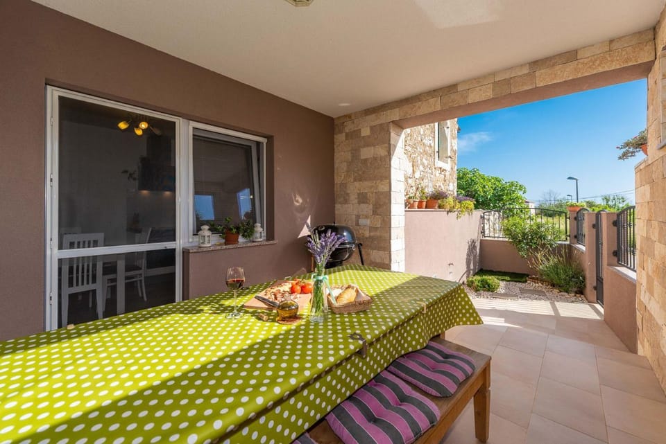 Holiday Home Casa Ruza 300 meters from the sea - by TA Leut Villa in Zadar County