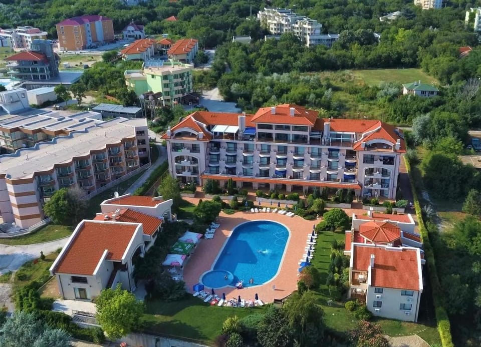 Property building, Bird's eye view, Swimming pool, Location