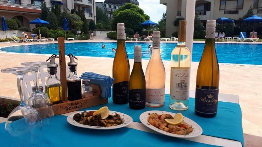 Food and drinks, Pool view, Swimming pool, Alcoholic drinks