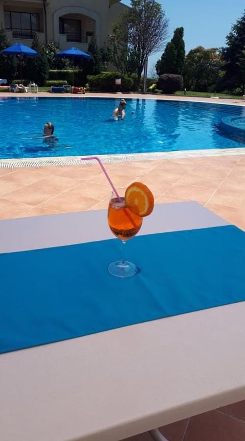 Pool view, Swimming pool, Alcoholic drinks, sunbed