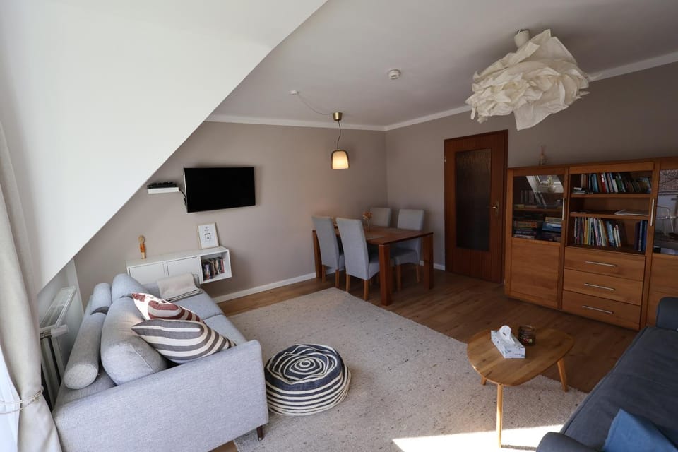 Communal lounge/ TV room, TV and multimedia, Living room, Seating area, Evening entertainment