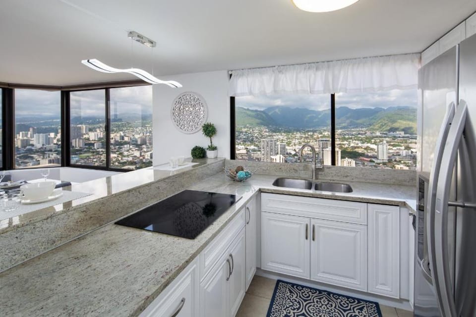 Waikiki Penthouse @ The Monarch Hotel Apartment hotel in McCully-Moiliili