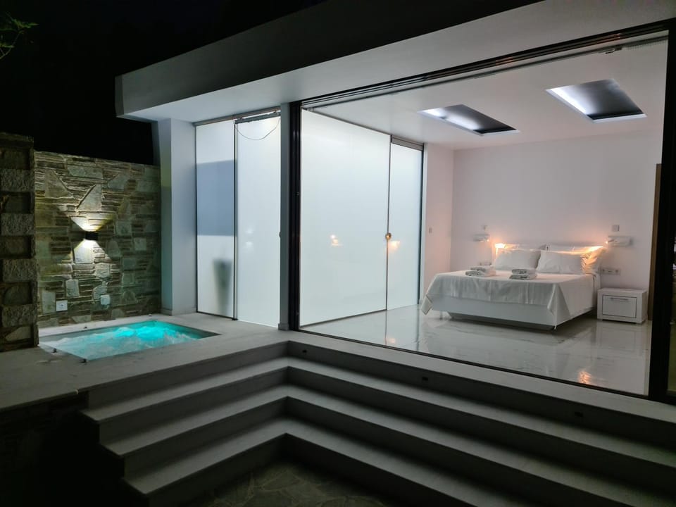 Bed, Hot Tub, Hot Tub, Bedroom