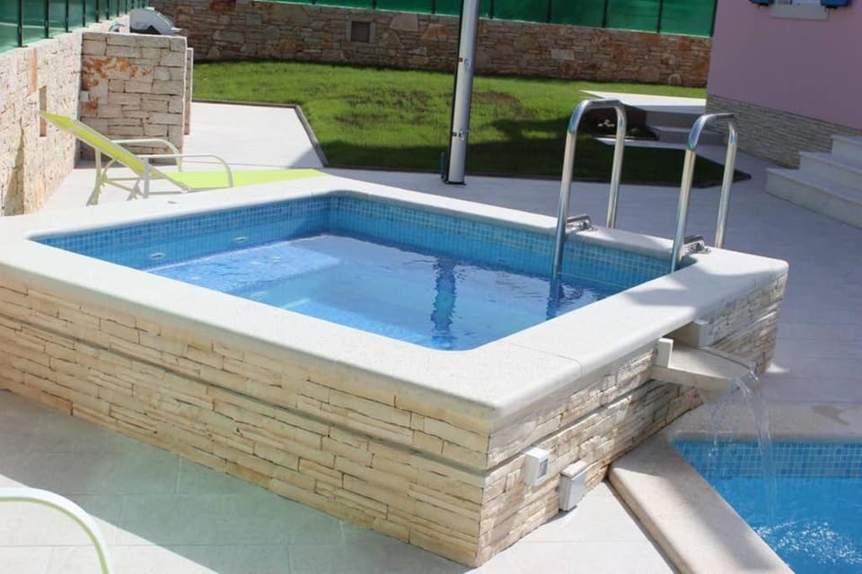 Villa Nikolas-Pool, Whirlpool, Sea view, close to the beach Villa in Fažana