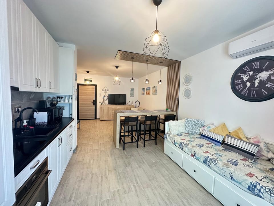 Baby Sea View and Pools Apartment- Mamaia Beach Resort Apartment in Constanța County