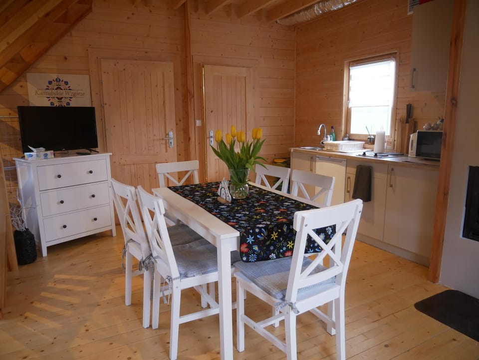 Kitchen or kitchenette, Living room, Seating area, Dining area