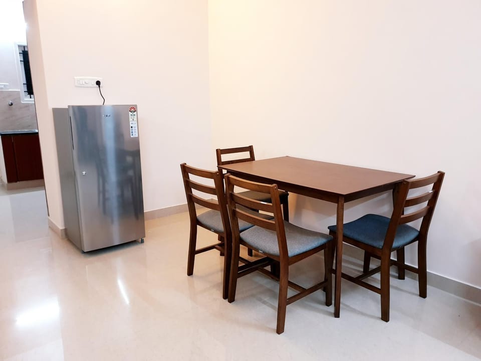 Kitchen or kitchenette, Dining area, oven