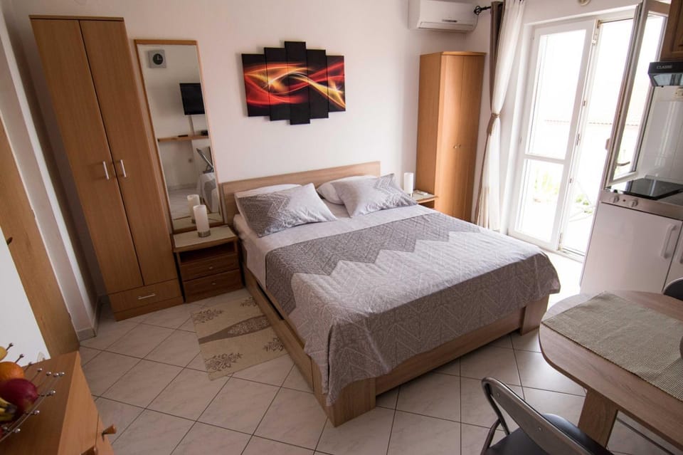 TV and multimedia, Kitchen or kitchenette, Bedroom, air conditioner