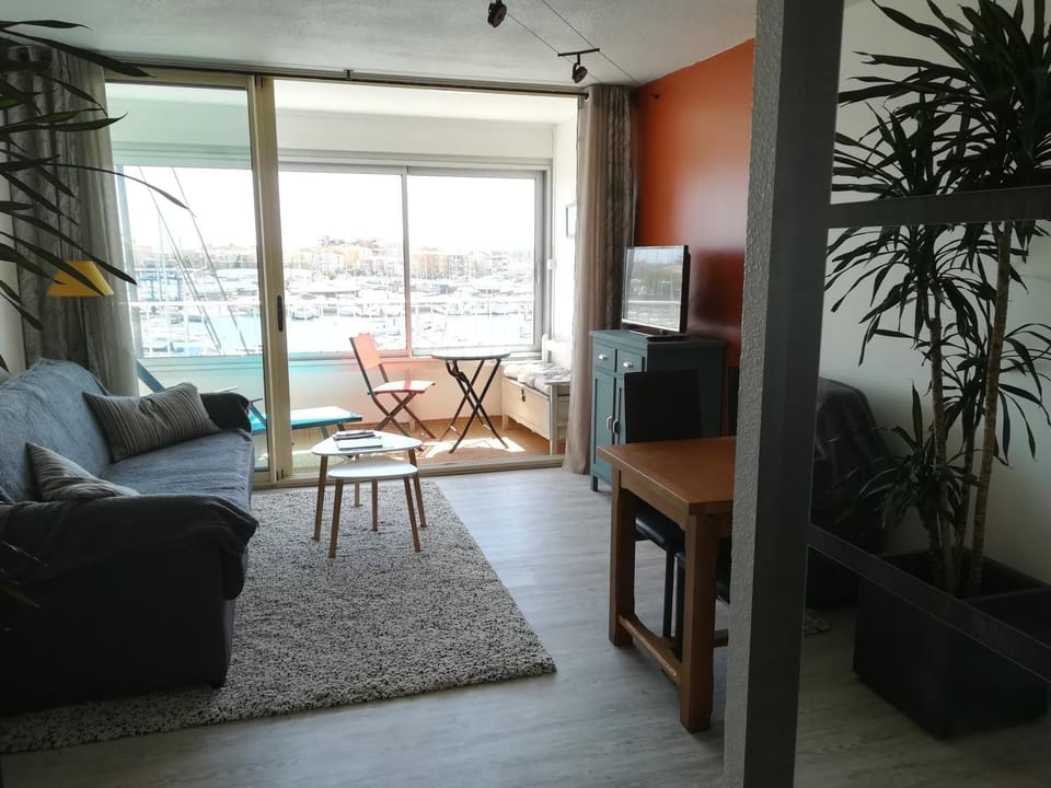 Studio cabine VUE PORT avec parking privé, piscine, parc, boulodrome Cabin in Agde