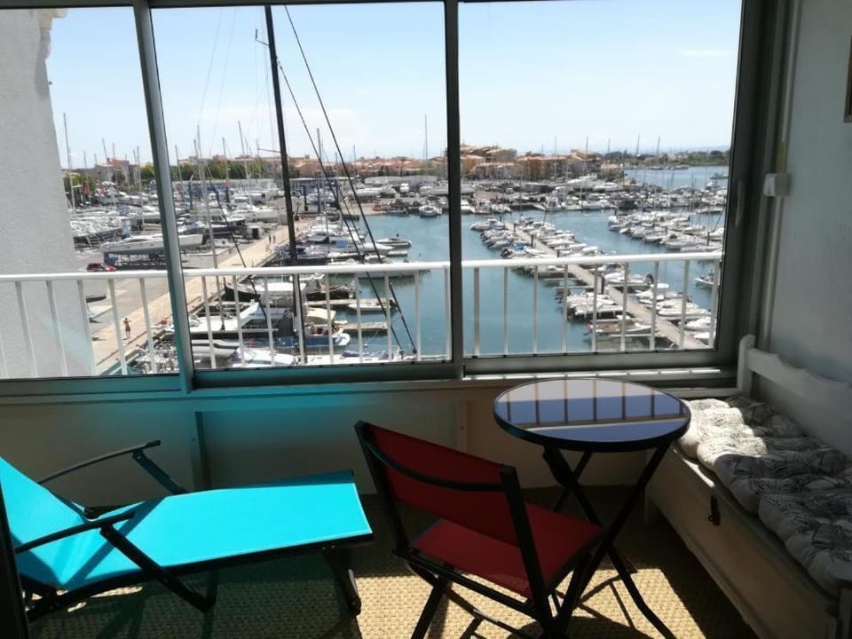Studio cabine VUE PORT avec parking privé, piscine, parc, boulodrome Cabin in Agde