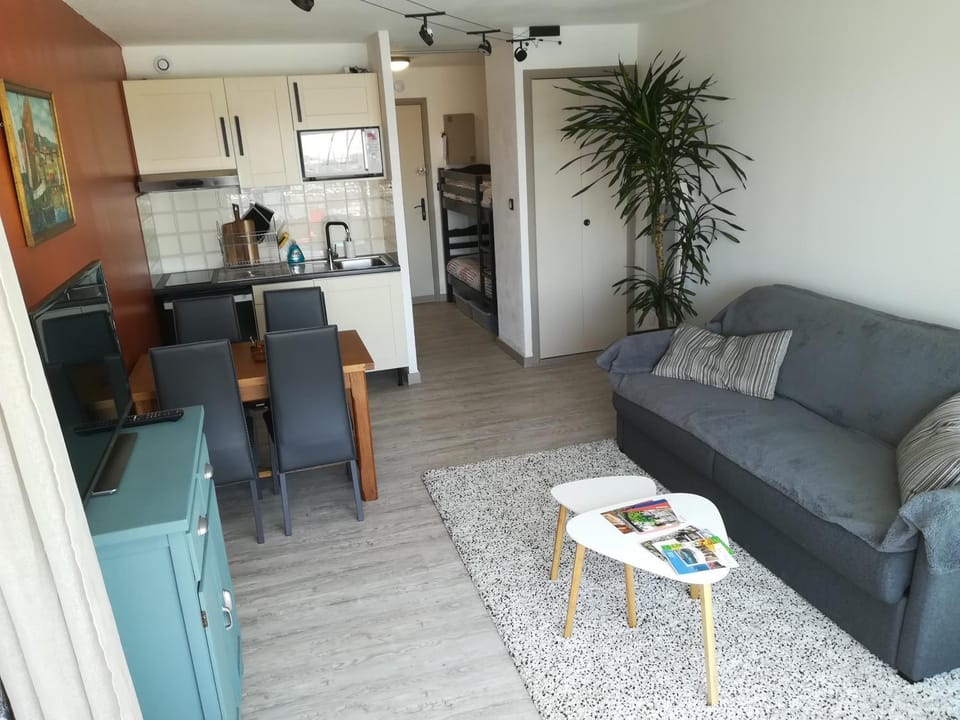 Studio cabine VUE PORT avec parking privé, piscine, parc, boulodrome Cabin in Agde