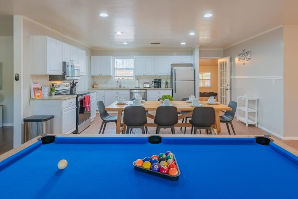 Texas Vacation Home, Game Room & POOL by Sixflags House in San Antonio