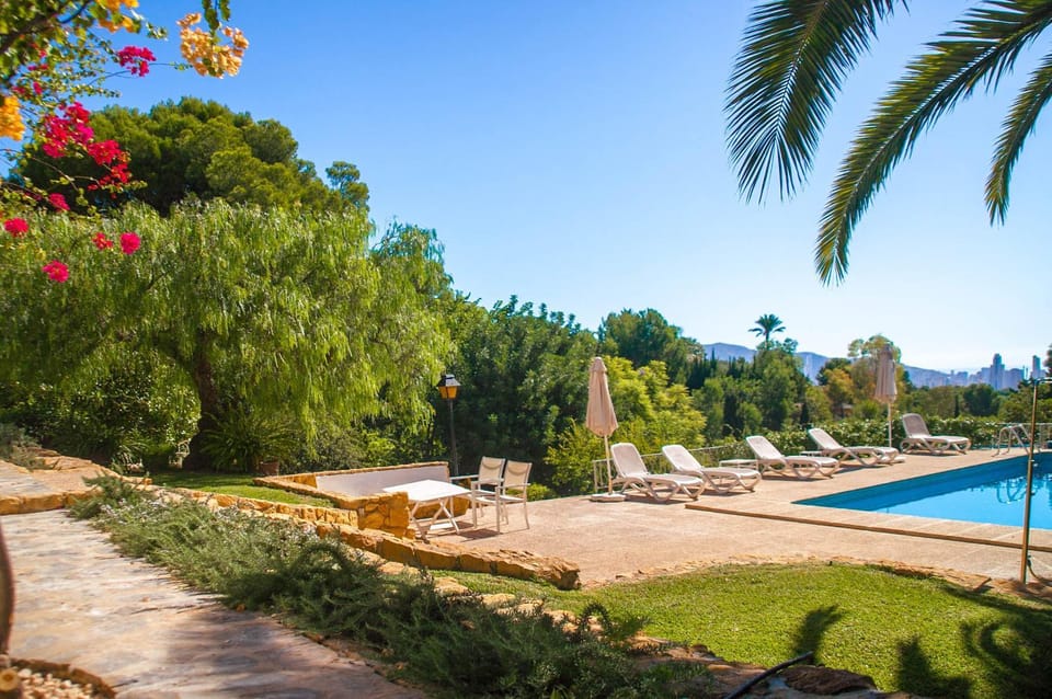 Villa Altozano with pool, barbeque, large garden, and fantastic sea views Villa in Marina Baixa