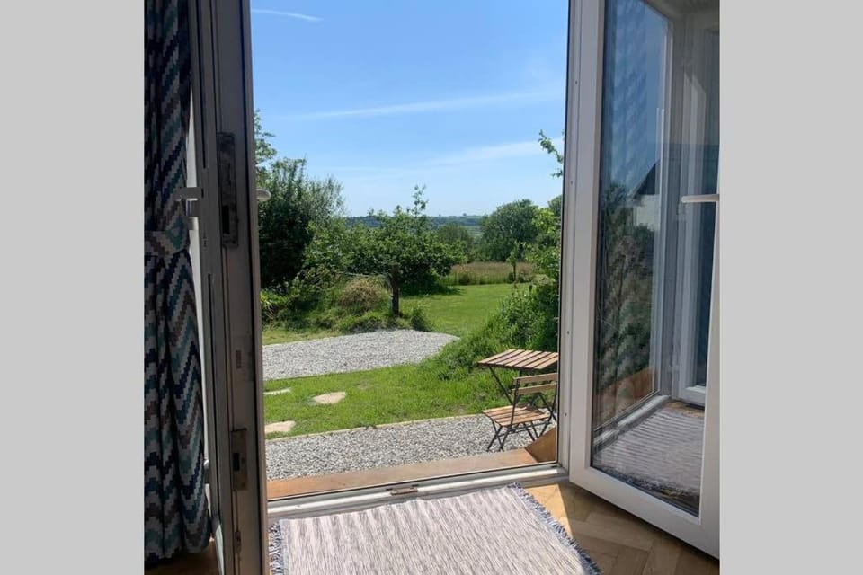 Apple Tree Hut Apartment in Wales