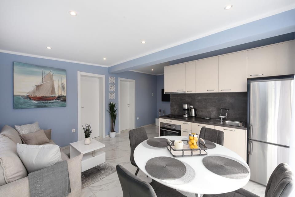 Kitchen or kitchenette, Living room, Seating area, Dining area
