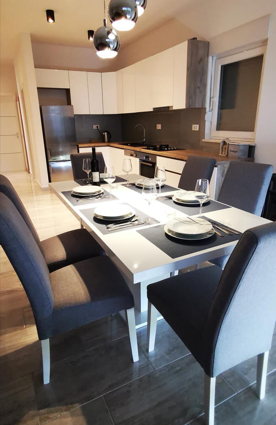 Kitchen or kitchenette, Dining area