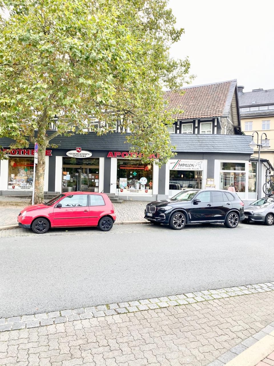 Property building, Facade/entrance, Off site, On-site shops, Area and facilities
