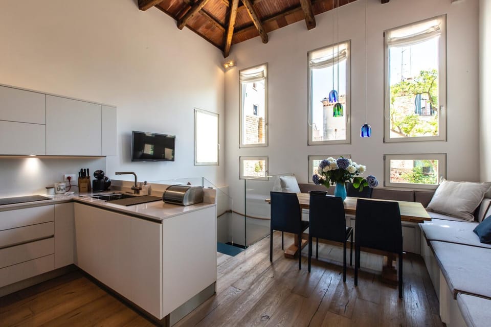 Kitchen or kitchenette, Dining area