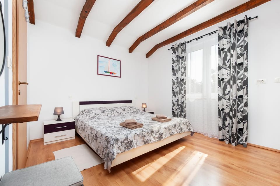 Bed, Bedroom, towels
