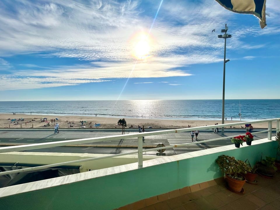 GATU PREMIUM Villa Isabel TERRAZA,PARKING,1ºLINEA PLAYA,WIFI,VISTA AL MAR Apartment in Cadiz