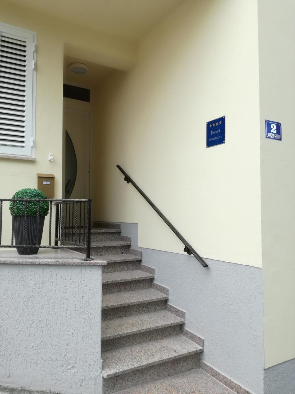 Facade/entrance