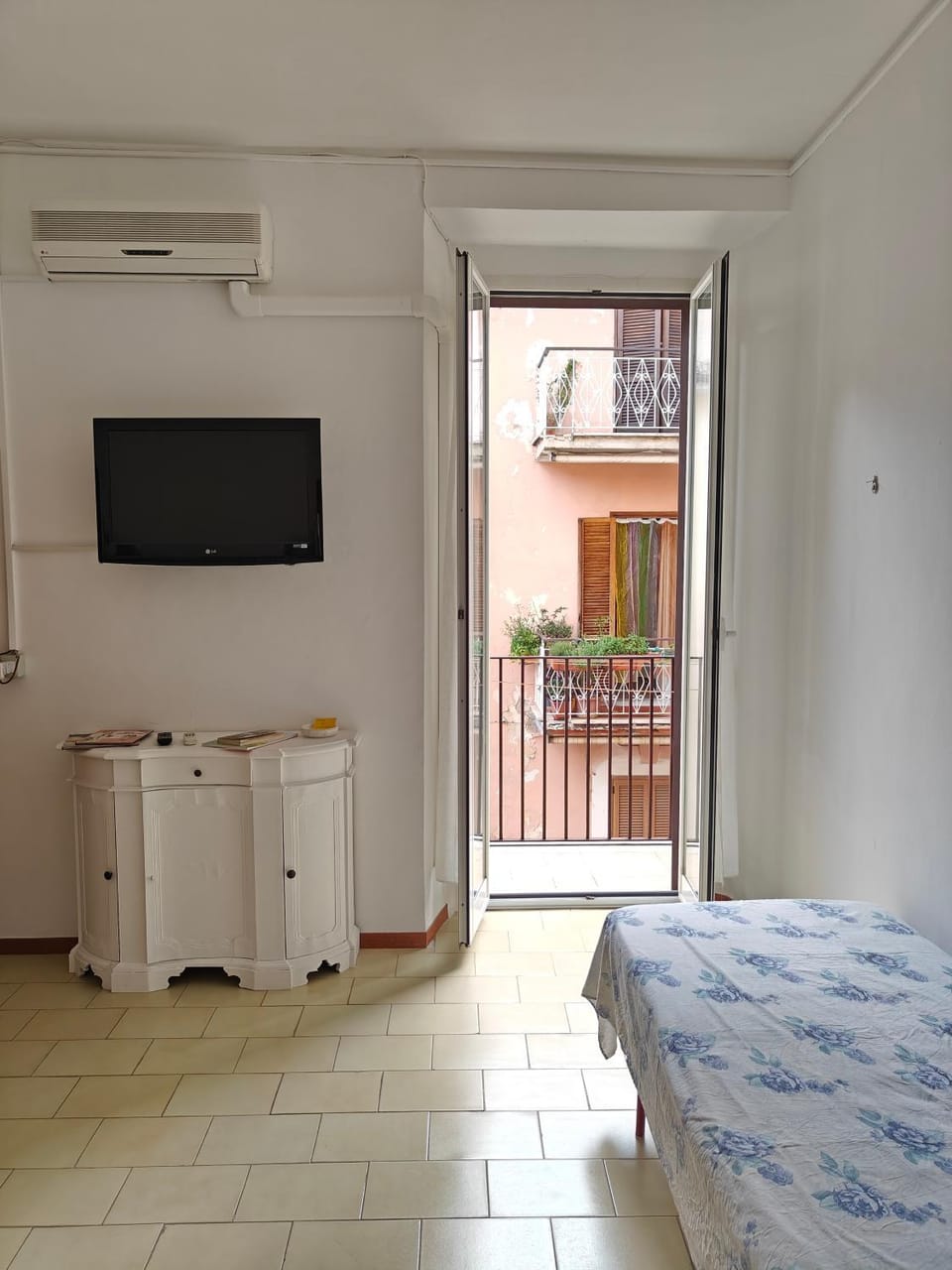 Communal lounge/ TV room, Bed, TV and multimedia, Balcony/Terrace, Photo of the whole room, Bedroom, air conditioner