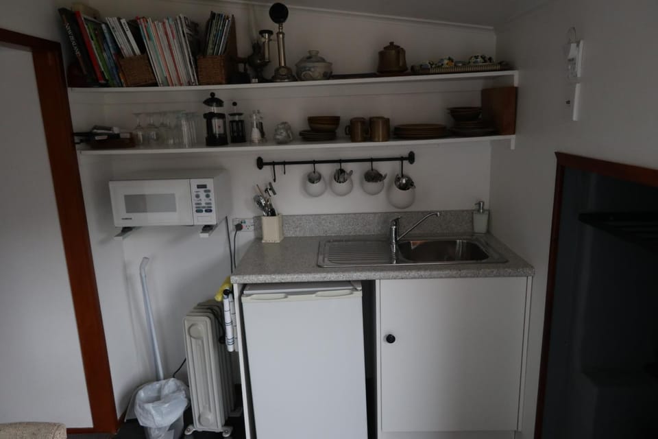 Library, Coffee/tea facilities, Kitchen or kitchenette, Decorative detail, Dining area, Garden view, Inner courtyard view