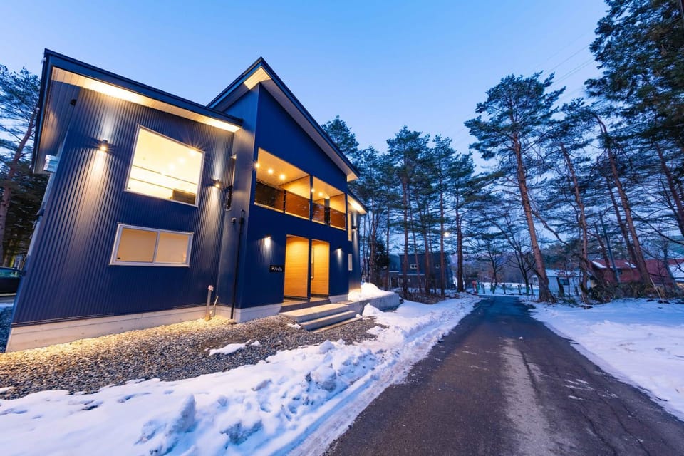 Property building, Facade/entrance, Winter