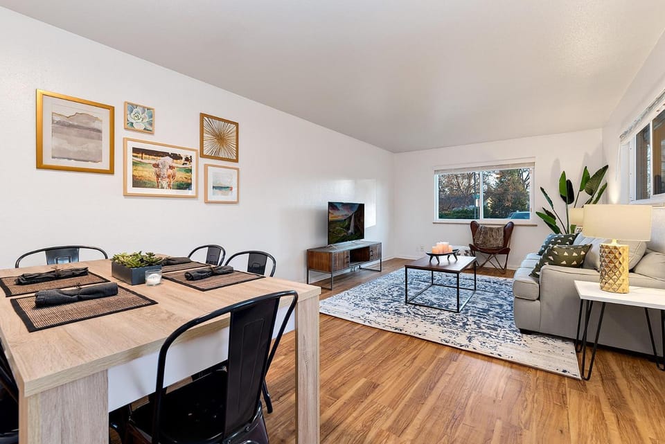 Stylish Getaway with Designer Touches - Free Bikes Apartment in Fort Collins