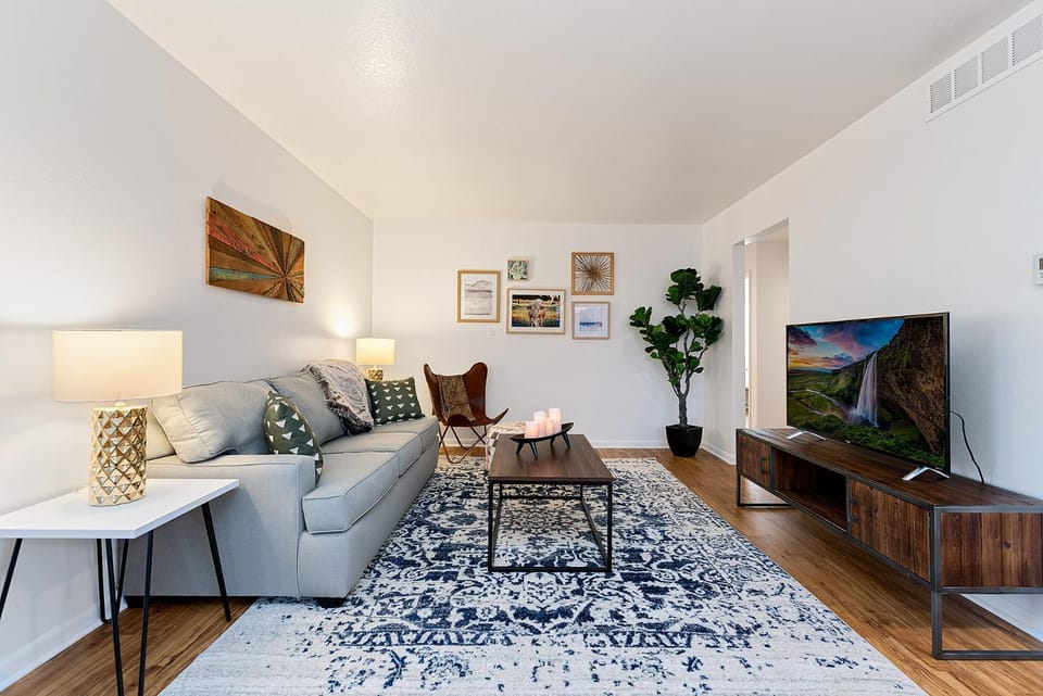 Couples Getaway - Dog Friendly, Bike to Old Town! Apartment in Fort Collins
