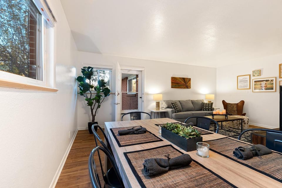 Ultimate Chill Zone, BBQ, Bikes, Pet Friendly!! Apartment in Fort Collins