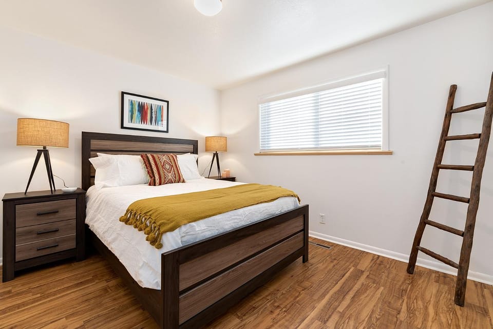 Hidden Gem Near Old Town - Grill & Cruiser Bikes! Apartment in Fort Collins