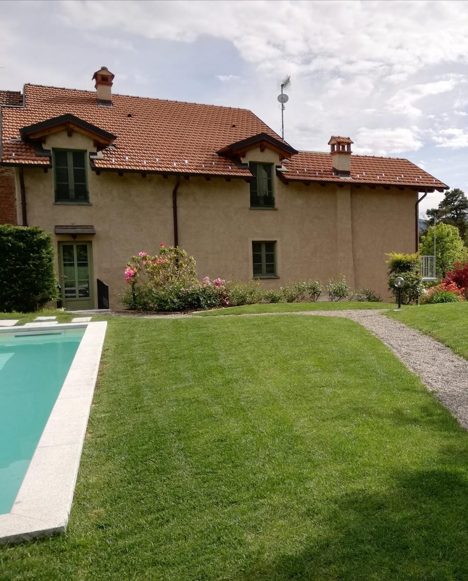 Property building, Garden, Garden view, Swimming pool