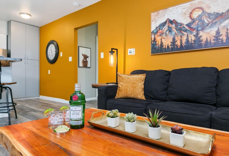 Gorgeous Condo in the Heart of Old Town Apartment in Fort Collins